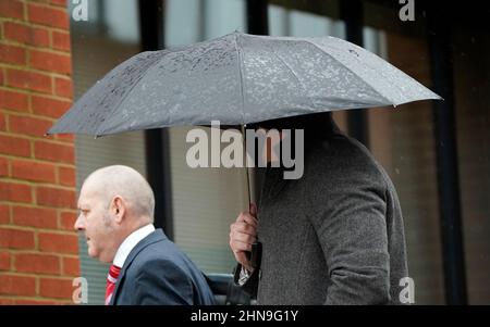 Oliver Perry-Smith (à droite), agent de police de Thames Valley police, laisse une audience devant un tribunal de la Couronne au Reading Magistrate court, Berkshire. Il fait face à quatre accusations d'inconduite et à deux chefs d'accusation d'accès non autorisé au matériel informatique, à la suite d'une enquête menée par le Bureau indépendant de conduite policière (IOPC). Date de la photo: Mardi 15 février 2022. Banque D'Images