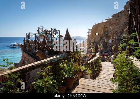 19 octobre 2021. Sharm El Sheikh : Farsha Cafe et Gold Beach près de la côte de la mer Rouge du Sinaï Banque D'Images