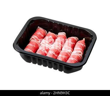 Emballage de rouleaux de viande crue, slavink isolé sur fond blanc. Banque D'Images