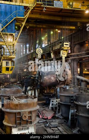 Temirtau, Kazakhstan - 08 juin 2012 : usine de métallurgie d'Arcelor Mittal. Fabrication de l'acier. Intérieur de la fonderie. Pont roulant levant godet métallurgique Banque D'Images