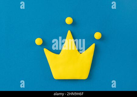 Simple symbole de couronne jaune 3D sur fond bleu. Concept de victoire et de réussite, statut de qualité de premier rang. Banque D'Images