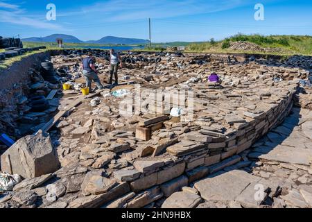 Vue de fouilles archéologiques en cours sur le site néolithique de Ness of Brodgar, Mainland Orkney, Écosse, Royaume-Uni Banque D'Images