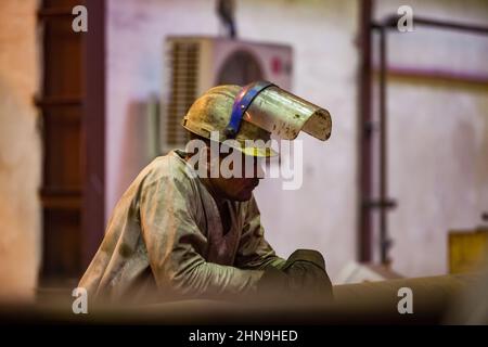 Temirtau, Kazakhstan - 08 juin 2012 : usine de métallurgie d'Arcelor Mittal. Fabrication de l'acier. Portrait d'un métallurgiste adulte dans un casque blanc sale et Banque D'Images