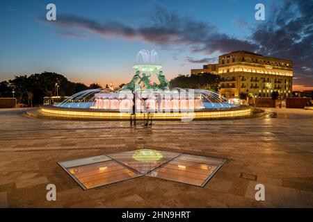 Fontaine de tritons au crépuscule, Valetta, Malte. Banque D'Images
