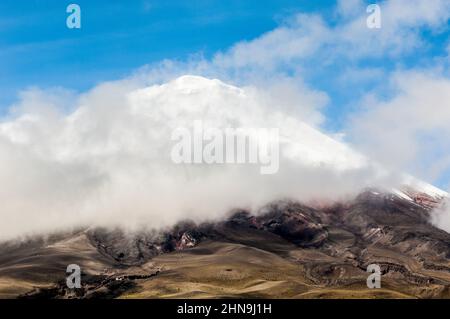 Vue sur le volcan Cotopaxi lors d'une matinée ensoleillée dans le parc national de Cotopaxi, en Équateur Banque D'Images