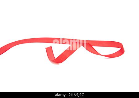 Ruban rouge décoratif pour cadeaux isolés sur fond blanc Banque D'Images
