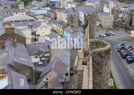 CAERNARFON, GRANDE-BRETAGNE - 14 SEPTEMBRE 2014 : c'est une vue sur le développement urbain du centre-ville depuis les murs médiévaux du château. Banque D'Images