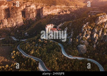 Vue aérienne sur le célèbre monastère de Rousanou Saint Barbaras à Meteora. Inspirations touristiques et de pèlerinage. Naturel et religiou Banque D'Images