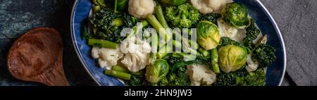 Vue étroite sur un plat de légumes verts cuits à la vapeur et de légumes crucifères. Banque D'Images