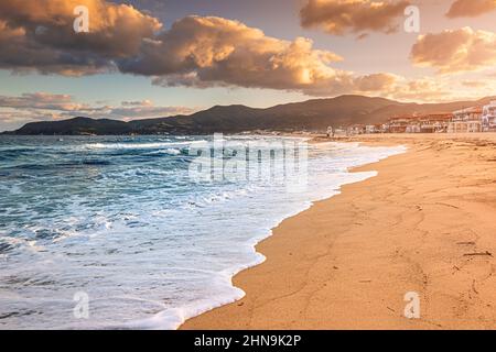 Vue panoramique spectaculaire de la ville emblématique de Sarti et de la célèbre longue et vide plage de sable à l'heure du coucher du soleil. Vacances à Halkidiki, Grèce Banque D'Images