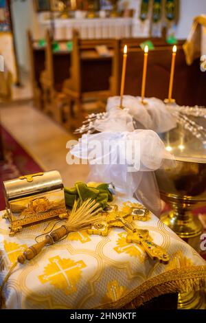 Mochov, République tchèque - 13 février 2022 : cérémonie de baptême orthodoxe à l'église catholique romaine Saint-Bartholomée de Mochov, République tchèque. Banque D'Images