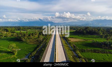 Vue aérienne de Sigli Banda Aceh (Sibanceh) route à péage, Aceh, Indonésie Banque D'Images