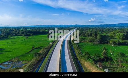 Vue aérienne de Sigli Banda Aceh (Sibanceh) route à péage, Aceh, Indonésie Banque D'Images