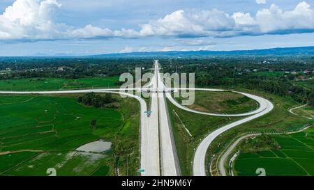 Vue aérienne de Sigli Banda Aceh (Sibanceh) route à péage, Aceh, Indonésie Banque D'Images