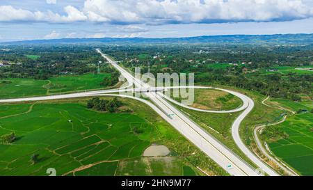 Vue aérienne de Sigli Banda Aceh (Sibanceh) route à péage, Aceh, Indonésie Banque D'Images