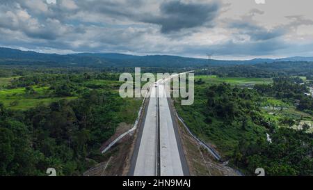 Vue aérienne de Sigli Banda Aceh (Sibanceh) route à péage, Aceh, Indonésie Banque D'Images