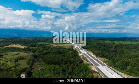 Vue aérienne de Sigli Banda Aceh (Sibanceh) route à péage, Aceh, Indonésie Banque D'Images