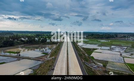 Vue aérienne de Sigli Banda Aceh (Sibanceh) route à péage, Aceh, Indonésie Banque D'Images