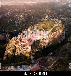 Vue aérienne du monastère de Meteoron près de la ville de Kalambaka en Grèce. Destinations touristiques et de voyage Banque D'Images