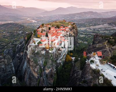 Vue aérienne du monastère de Meteoron près de la ville de Kalambaka en Grèce. Destinations touristiques et de voyage Banque D'Images