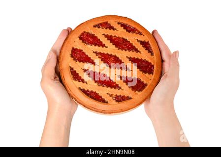 Tarte aux fraises dans les mains de femme isolée sur fond blanc Banque D'Images