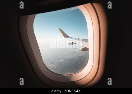 Vue depuis la fenêtre de l'avion sur l'aile sur la belle ville de Thessalonique dans une brume de nuages Banque D'Images