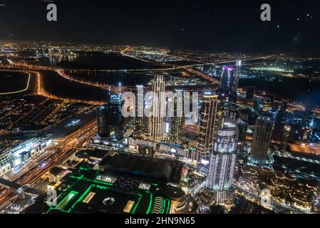 Dubaï Emirats Arabes Unis 14 décembre 2021 les personnes visitant les 24th et 25th étages de Burj Khalifa la nuit et acheter des souvenirs au sho Banque D'Images