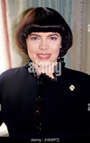 Mireille Mathieu, berühmte französische Sängerin, Portrait von 1993. La chanteuse française Mireille Mathieu, portrait de 1993. Banque D'Images