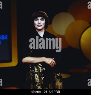 Der Große Preis, ZDF Quizshow, Musikalischer Gast: Mireille Mathieu, 1979. Der grosse Preis, ZDF Quiz show, invité: La chanteuse française Mireille Mathieu, 1979. Banque D'Images