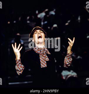 Mireille Mathieu, berühmte französische Sängerin, Auftritt in einer TV Show, 1981. La chanteuse française Mireille Mathieu, spectacle TV, 1981. Banque D'Images