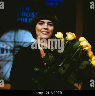 Der Große Preis, ZDF Quizshow, Musikalischer Gast: Mireille Mathieu, auf dem Bild mit Blumenstrauß, 1979. Der grosse Preis, ZDF Quiz show, invité: La chanteuse française Mireille Mathieu, sur la photo avec bouquet, 1979. Banque D'Images