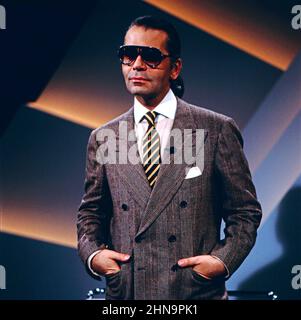 Karl Lagerfeld, deutscher Modeschöpfer, Designer, Kostümbildner, Kreativdirektor und Chefdesigner von Chanel, Portrait vers 1984. Karl Lagerfeld, couturier allemand, designer, couturier, directeur de la création et concepteur en chef de Chanel, portrait vers 1984. Banque D'Images