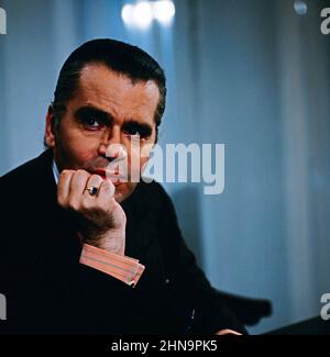Karl Lagerfeld, deutscher Modeschöpfer, Designer, Kostümbildner, Kreativdirektor und Chefdesigner von Chanel, Portrait von 1985. Karl Lagerfeld, couturier allemand, designer, designer de costumes, directeur de la création et concepteur en chef Chanel, portrait de 1985. Banque D'Images