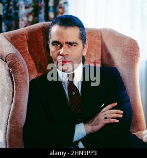 Karl Lagerfeld, deutscher Modeschöpfer, Designer, Kostümbildner, Kreativdirektor und Chefdesigner von Chanel, Portrait vers 1986. Karl Lagerfeld, couturier allemand, designer, couturier, directeur de la création et concepteur en chef de Chanel, portrait vers 1986. Banque D'Images