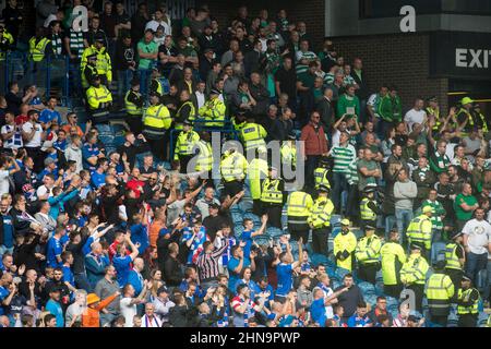 Photo du dossier datée du 01-09-2019 de Rangers et de fans celtiques. Les Rangers et les fans celtes vont se rendre sur les terrains de l’autre pour les deux derniers dédavantages de la ligue cette saison – mais un retour aux allocations de visites importantes des années précédentes a été exclu. Date de publication : le mardi 15 février 2022 Banque D'Images