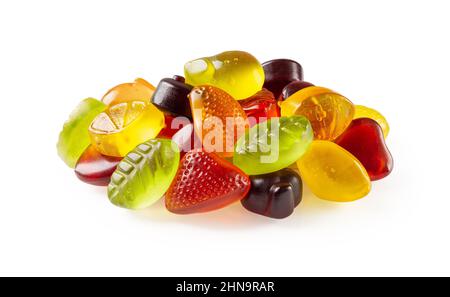 Pile de bonbons à l'effigie assortis isolée sur fond blanc. Découpe de bonbons gélifiés multicolores. Bonbons colorés de jus de fruits, sucre et gélatine. Banque D'Images