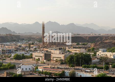 Charm El Sheikh, Égypte - 10th octobre 2021 : Panorama de l'ancien marché avec la mosquée Al Sahaba à Charm El Sheikh. Paysage urbain exotique avec Mus moderne Banque D'Images