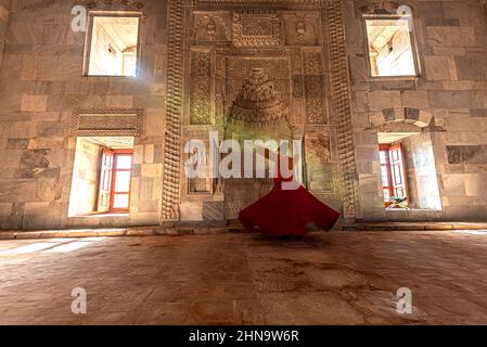 02.04.2022,Soke,Aydin,Turquie,dervish de tourbillons en costume rouge et chapeau Banque D'Images