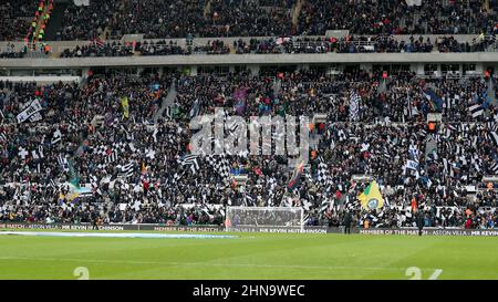 NEWCASTLE UPON TYNE, ROYAUME-UNI. FÉV 13th les fans de Newcastle United dans les Leazes se terminent lors du match de Premier League entre Newcastle United et Aston Villa à St. James's Park, Newcastle, le dimanche 13th février 2022. (Crédit : Mark Fletcher | INFORMATIONS MI) Banque D'Images