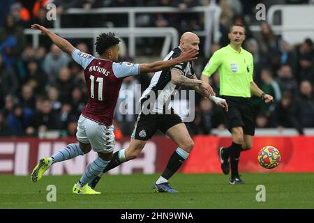 NEWCASTLE UPON TYNE, ROYAUME-UNI. FÉV 13th Ollie Watkins d'Aston Villa en action avec Jonjo Shelvey de Newcastle United lors du match de la Premier League entre Newcastle United et Aston Villa à St. James's Park, Newcastle, le dimanche 13th février 2022. (Credit: Mark Fletcher | MI News) Credit: MI News & Sport /Alay Live News Banque D'Images