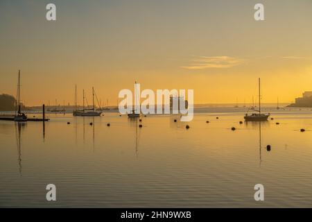 Vue sur la rivière Medway depuis le Lower Upnor à l'aube, le matin hivernal Banque D'Images