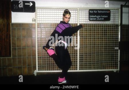 KATARINA (Kati) WITT, (GDR) 02 févr. 1988 - championne du monde de la déglaçage et lauréate de la médaille d'or Kati Witt (Gold 1988 à Calgary). Première apparition en Allemagne de l'Ouest en tant qu'invité vedette du spectacle Holiday on Ice le 24th novembre 1988 dans Westfalenhalle de Dortmund. Photo: Réchauffement avant le spectacle dans les catacombes de la Westfalenhalle. (Spectacles du 24th novembre au 4th décembre 1988) Banque D'Images
