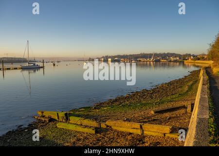 Vue sur la rivière Medway depuis le Lower Upnor à l'aube, le matin hivernal Banque D'Images