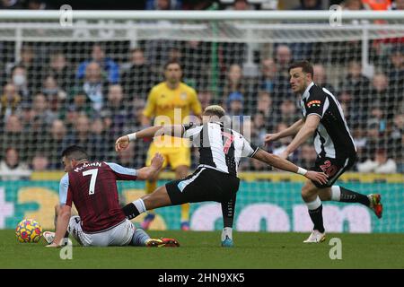 NEWCASTLE UPON TYNE, ROYAUME-UNI. FÉV 13th Joelinton de Newcastle United en action avec John McGinn d'Aston Villa lors du match de la Premier League entre Newcastle United et Aston Villa à St. James's Park, Newcastle, le dimanche 13th février 2022. (Crédit : Mark Fletcher | INFORMATIONS MI) Banque D'Images