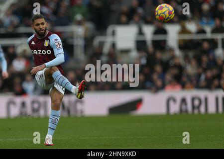 NEWCASTLE UPON TYNE, ROYAUME-UNI. FÉV 13th Douglas Luiz d'Aston Villa pendant le match de Premier League entre Newcastle United et Aston Villa à St. James's Park, Newcastle, le dimanche 13th février 2022. (Crédit : Mark Fletcher | INFORMATIONS MI) Banque D'Images