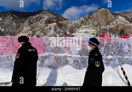 Yanqing, Chine. 15th févr. 2022. Les mesures de sécurité dans le district de Yanqing à Beijing, en Chine, le 15 février 2022, pendant la course de descente des femmes. Crédit : Roman Vondrous/CTK photo/Alay Live News Banque D'Images