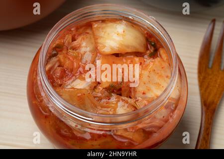 Pot en verre avec kimchi fermenté traditionnel coréen gros plan Banque D'Images