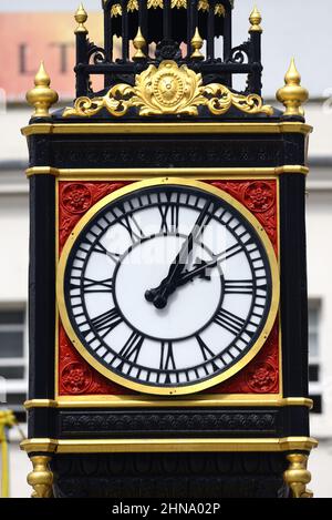 Londres, Angleterre, Royaume-Uni. « Little Ben » - Tour d'horloge miniature en fonte, sur Vauxhall Bridge Road / Victoria Street (1892 - restauré en 1964) Banque D'Images