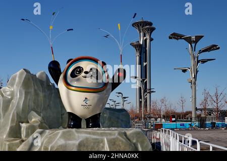 Bing Dwen Dwen, la mascotte des Jeux Olympiques d'hiver de Beijing 2022 au Parc Olympique sans peuple de Beijing en Chine le 14 février 2022 Banque D'Images