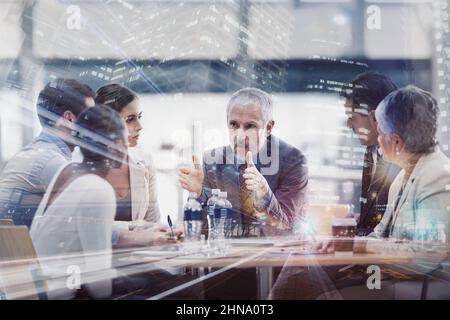 Une stratégie sérieuse dans la soirée. Prise de vue multiple d'un groupe d'hommes et de femmes d'affaires qui se mêle à une ville la nuit. Banque D'Images